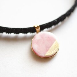 【受注製作】レジンアート　ラウンドモチーフとタティングレースとベルベットリボンのチョーカー〈花ついばむ鳥〉