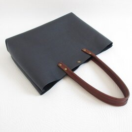 たっぷり収納♪《牛革》A４対応・三角マチヨコ型トート・シュリンク・ネイビー・0527