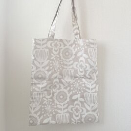 前ポケット付きの大きなトートバッグ