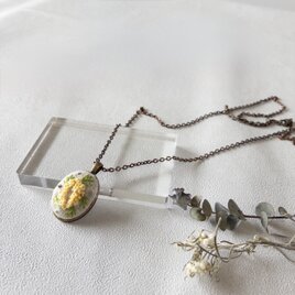 ミモザの彩り　大人のための手刺繍オーバルペンダント