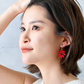 らせんに咲く、やさしい花の記憶。 Spiranthes - スピランテス イヤリング 【赤】【金具の変更無料】