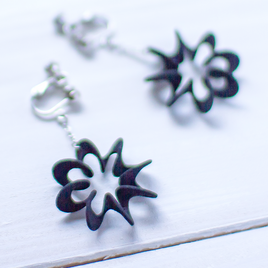 らせんに咲く、やさしい花の記憶。 Spiranthes - スピランテス イヤリング 【黒】【金具の変更無料】