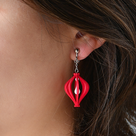 天の川の雫を、そっと耳元に。 Milky Drop - 揺れる雫が愛らしいイヤリング【赤】【金具の変更無料】