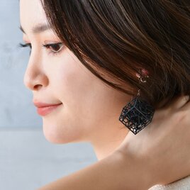 耳元で揺れる、細胞の結晶。【VORONOI CUBE】知的な造形美が耳元を彩る、軽やかなイヤリング（黒）（ピアスへの変更・無料）
