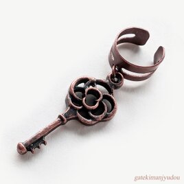 薔薇の鍵のイヤーカフ