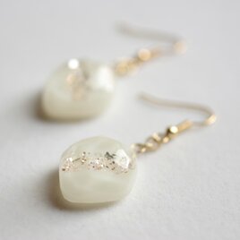 レジンアート　鉱物ピアス〈窓辺の小鳥〉