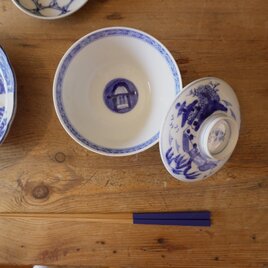 静けさを湛える、山水の輪郭染付茶碗