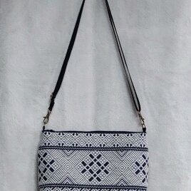 津軽こぎん刺しで仕立てたショルダーバッグ　紺×生成