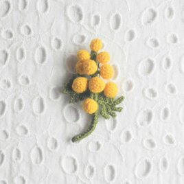 かぎ針で編んだブローチ　ミモザ　軽いコサージュ　刺繍糸２本どり　4