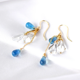 揺れるディープアクアマリンとクリスタルのピアス 天然石ロングピアス / 14kgf