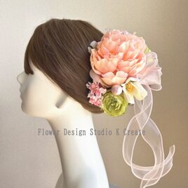 大輪のピーチピンクのピオニーのヘッドドレス　リボン　黄緑　椿　髪飾り　成人式　卒業式　入学式　袴　結婚式　ウェディング　