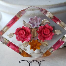 ヴィンテージ　朱色薔薇2輪と藤色､オレンジ色の小花の　ルーサイト製ブローチ