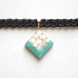 【受注製作】レジンアート　スクエアモチーフとタティングレースとベルベットリボンのチョーカー〈真珠色の声・モスグリーン〉