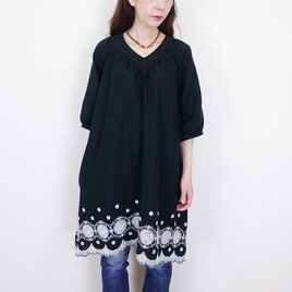 Wガーゼ・スカラップサークル刺繍のパフスリーブVネックワンピース（ブラック）