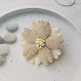 小ぶり、羊毛フェルトの桜ブローチ ＊ 大人シックなベージュと白（入学式・入園式・春のお出かけに）