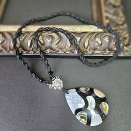 ステッチチェーンとモザイクシェルのペンダント