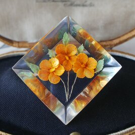 ヴィンテージ　オレンジ色のお花3輪の　ルーサイト製ブローチ