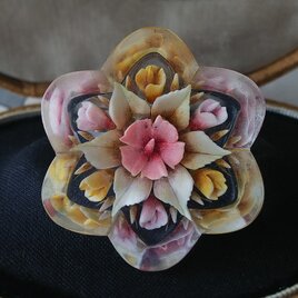 ヴィンテージ　淡いダルトーンのお花達いっぱい　ルーサイト製ブローチ