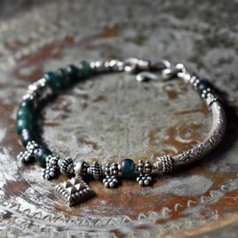 スクエアoldアフガンシルバーとインドシルバー小花、湾曲カレンシルバー、グリーンブルーのブレス