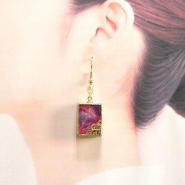 レジンアート　長方形のピアス〈罌粟の花の罪〉