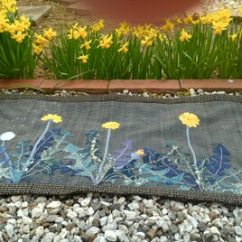 ヴィンテージ着物から　布絵　野原にタンポポ