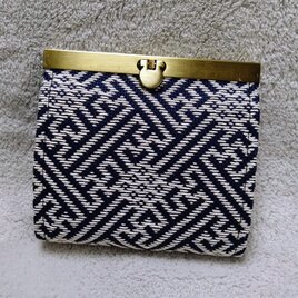 津軽こぎん刺しで仕立てた直線口金のハーフ財布　紺×生成