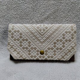 津軽こぎん刺しで仕立てたシンプルな長財布　砂色×生成