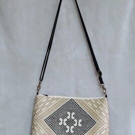 津軽こぎん刺しで仕立てたショルダーバッグ　薄ベージュ×黒、薄カーキグリーン
