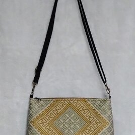 津軽こぎん刺しで仕立てたショルダーバッグ　砂色×渋カラシ、渋カーキ