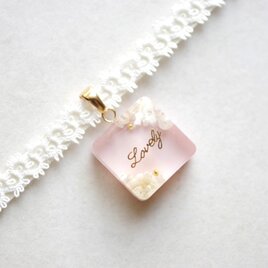 【受注製作】レジンアート　スクエアモチーフとタティングレースとサテンリボンのチョーカー〈乙女と花〉