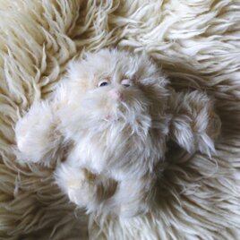 Little pocket Yeti 毛並みはクリーム 寝ぼけまなこのブルーアイ - MMM MADE