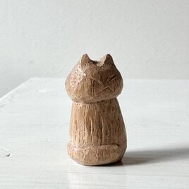 木彫りの小さな小さな猫