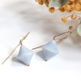 【やさしいデニムカラー】陶器のような質感のブルーオパール｜天然石ピアス｜14kgf