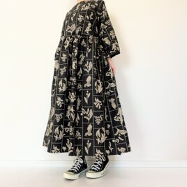 【送料無料】春のブラックワンピース＊野の花柄＊刺繍調の植物標本＊七分袖ゆったりロング丈＊国産コットン100％＊ポケット付