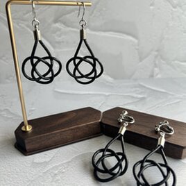 揺れる革のあわじ結【黒】