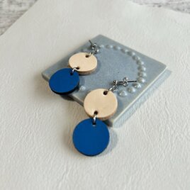 「青空の舞」ヌメ革とブルーカラーの華やぎピアス