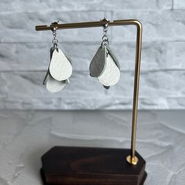 白の雫が描く優雅な瞬間 - 本革モチーフピアス