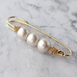 春の柔らかな光のようなコットンパールBのストールピン・ブローチ