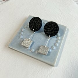 揺れる革のシルエット〜ツートンレザーピアス〜