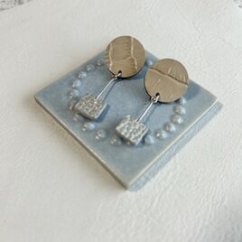 揺れる革のシルエット〜ツートンレザーピアス〜