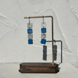 光と色のハーモニー：レザー4連ピアス【四角】