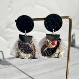 耳元で揺れるエレガンス - インド刺繡の花咲く本革ピアス