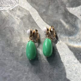 YA240-【 AVON 】エイボン・ヴィンテージイヤリング 1975 White Green Lucite