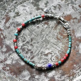 グリーンターコイズと金赤ホワイトハーツ 、ブルー＆ターコイズブルーシェブロン、カレンシルバーの華奢なブレス