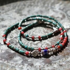 グリーンターコイズと金赤ホワイトハーツ 、ブルー＆ターコイズブルーシェブロン、カレンシルバーの華奢なネックレス