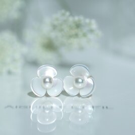 K10 フラワーシェイプホワイトシェル パールピアス / ホワイト