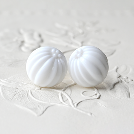 ヴィンテージガラスのピアス／イヤリング［白い蕾］　pag067