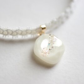 【受注製作】レジンアート　鉱物モチーフとタティングレースとサテンリボンのチョーカー〈窓辺の小鳥〉