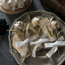 アンティークベージュのチューリップコサージュA