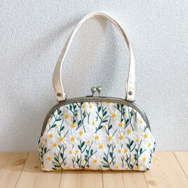 刺繍　長財布も入る大きめサイズ　デイジーのがま口ショルダーバッグ　肩掛け　25cm口金　生成　671